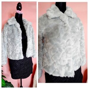 Girls Weatherproof Coat, Faux Fur Gray, Buttons closure Size 7/8